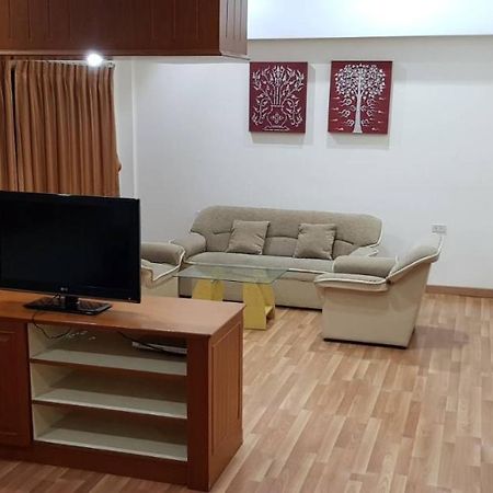 Jolly Guesthouse & Restaurant Pattaya Buitenkant foto