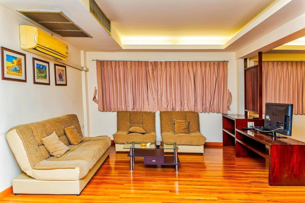 Jolly Guesthouse & Restaurant Pattaya Buitenkant foto