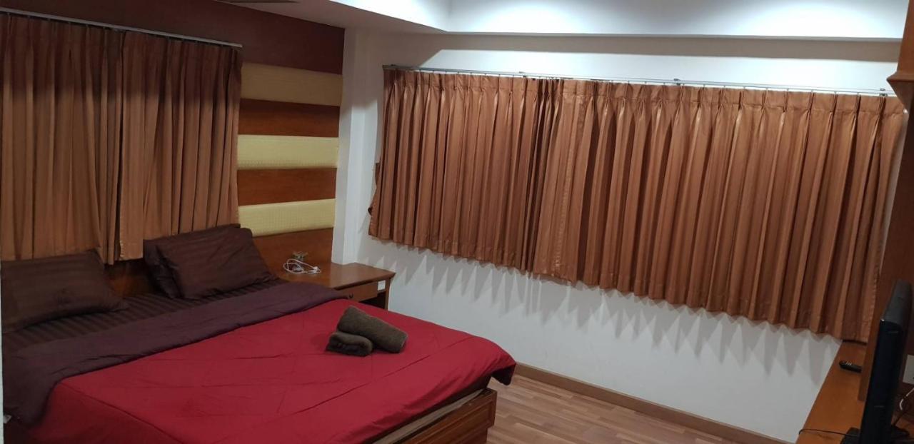 Jolly Guesthouse & Restaurant Pattaya Buitenkant foto