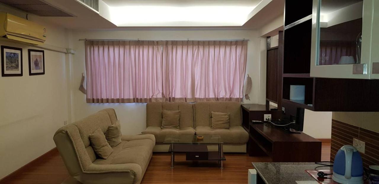 Jolly Guesthouse & Restaurant Pattaya Buitenkant foto