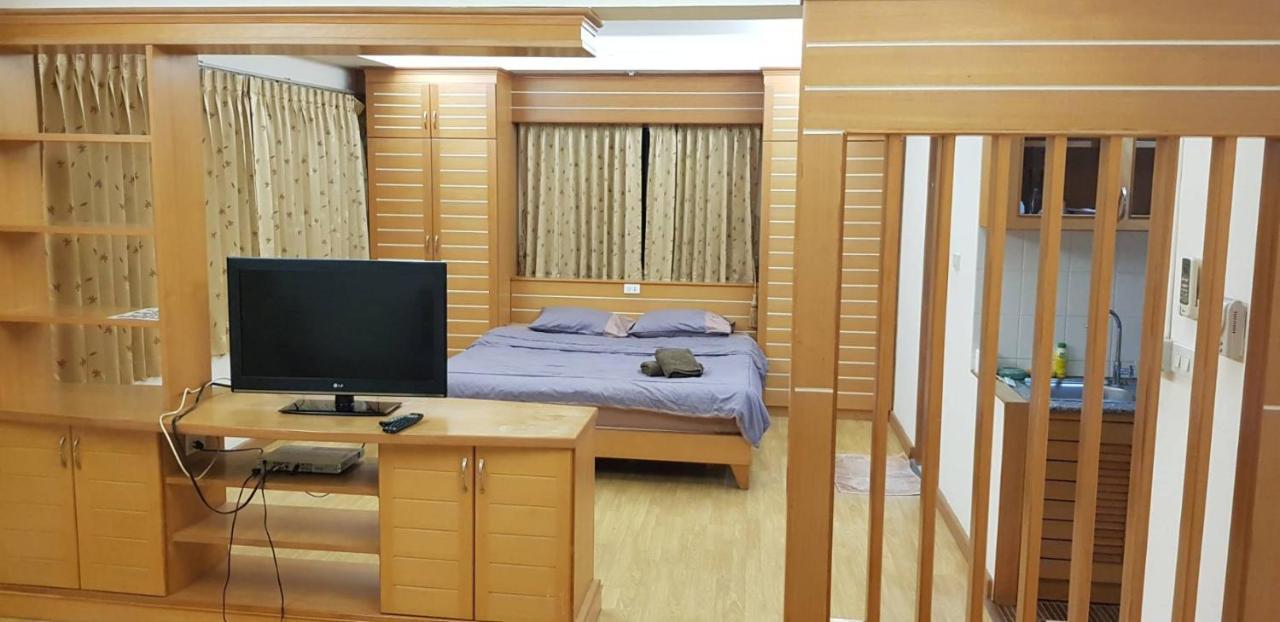 Jolly Guesthouse & Restaurant Pattaya Buitenkant foto