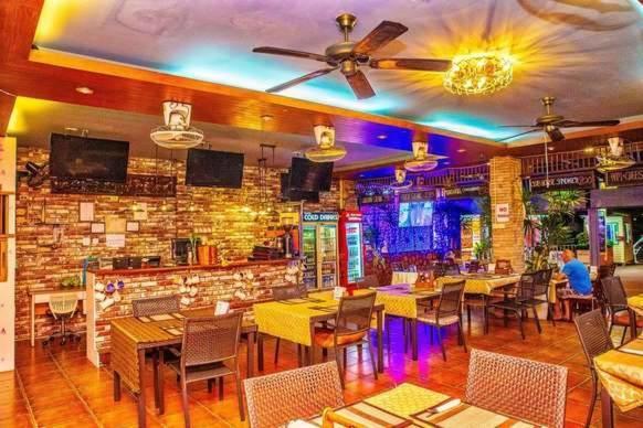 Jolly Guesthouse & Restaurant Pattaya Buitenkant foto