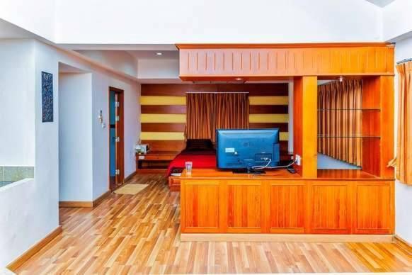 Jolly Guesthouse & Restaurant Pattaya Buitenkant foto