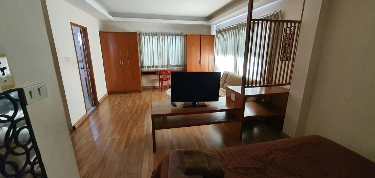 Jolly Guesthouse & Restaurant Pattaya Buitenkant foto