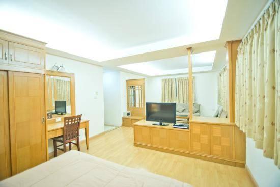 Jolly Guesthouse & Restaurant Pattaya Buitenkant foto